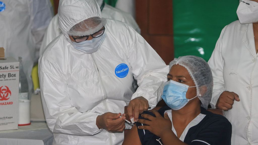 Bolivia continúa con la vacunación contra la covid-19 en dos regiones