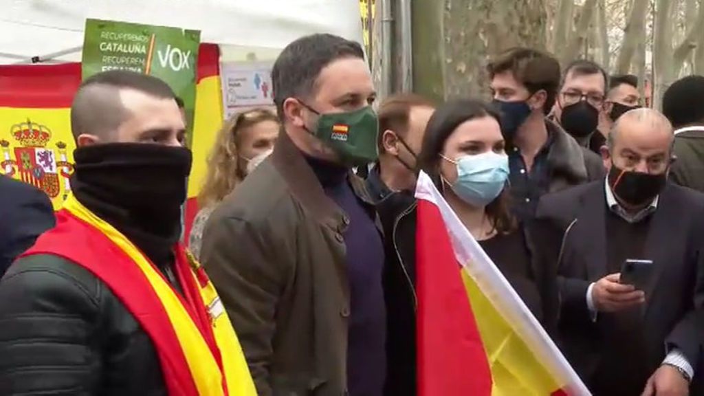 Insultan y lanzan grava contra Abascal a su llegada a un acto electoral en Girona