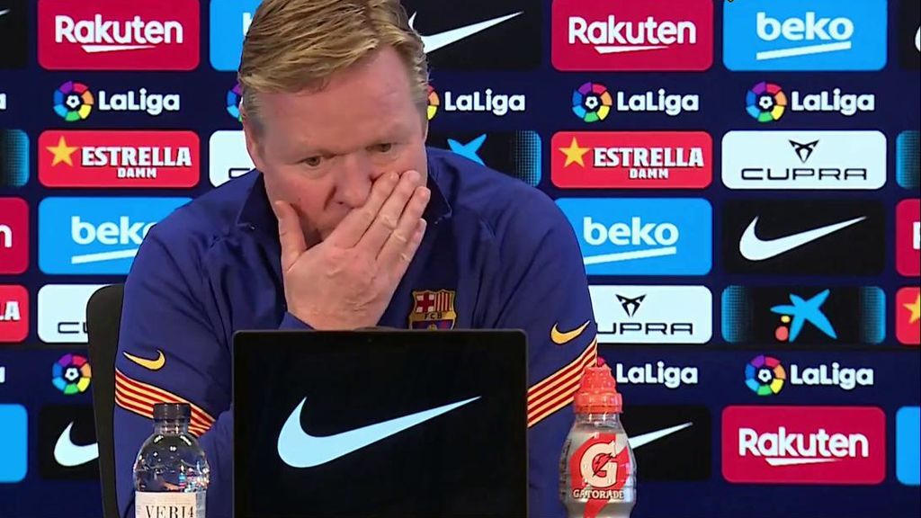 A Koeman le empieza a sangrar la nariz en mitad de una rueda de prensa y se limpia con lo primero que pilla