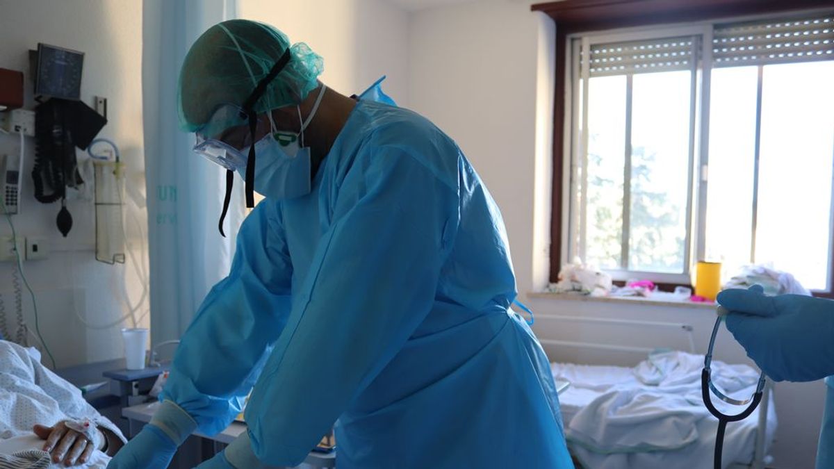 La tercera ola de la pandemia frena su avance pero asfixia los hospitales españoles La tercera ola de la pandemia frena su avance pero asfixia los hospitales españoles