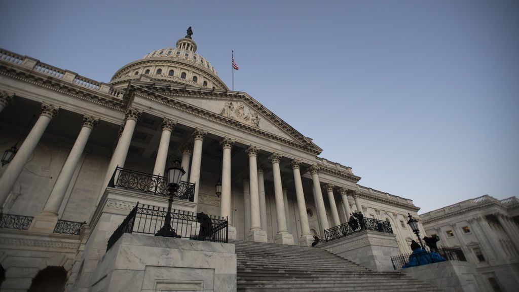 Los demócratas impulsan una ley para prohibir que los congresistas lleven armas de fuego dentro del Capitolio Los demócratas impulsan una ley para prohibir que los congresistas lleven armas de fuego dentro del Capitolio
