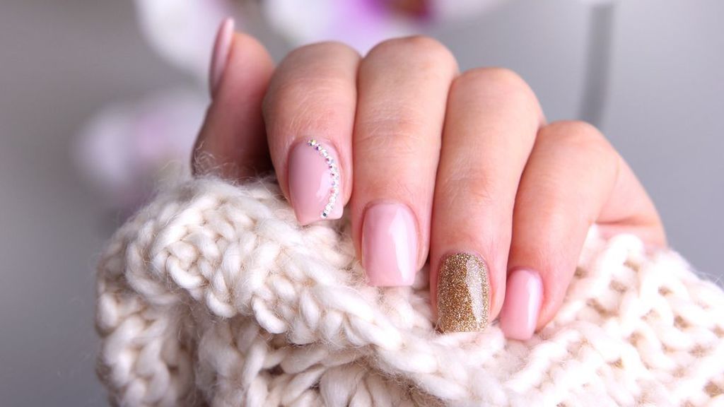 La manicura con glitter o purpurina serán un total acierto para las personas con uñas cortas.