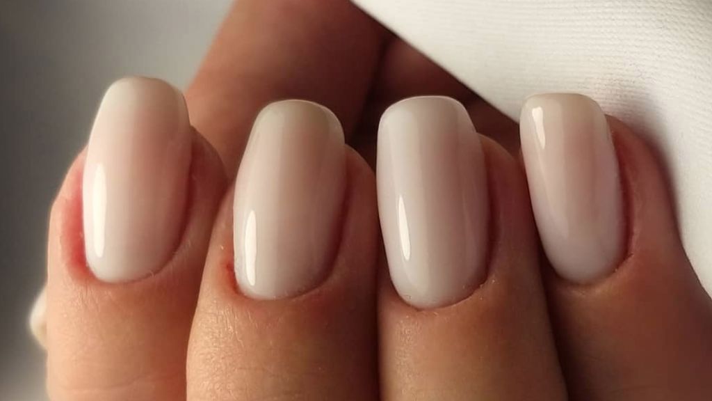 También, las milky nails serán ideales para las uñas cortas.