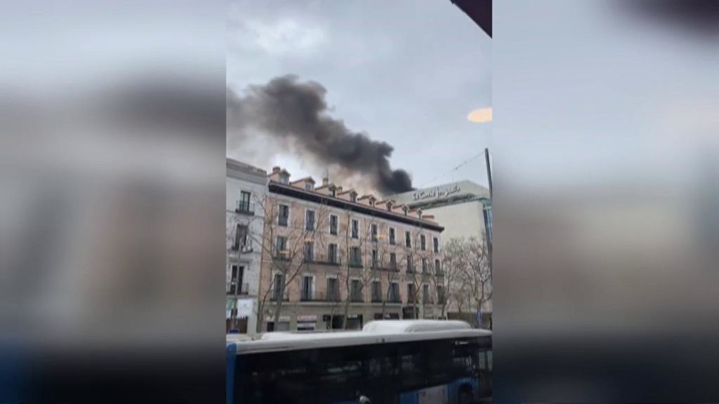 Aparatoso incendio en El Corte Inglés de Serrano en Madrid: han desalojado el edificio
