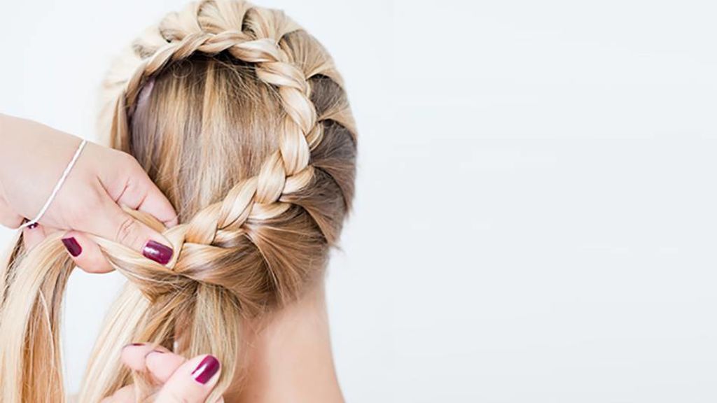 Una manera fácil de lograr las ondulaciones en el pelo será con unas trenzas.