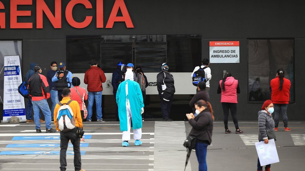 Ciudadanos esperan información de sus familiares contagiados con covid-19, en las afueras del Hospital Iess del Sur en Quito