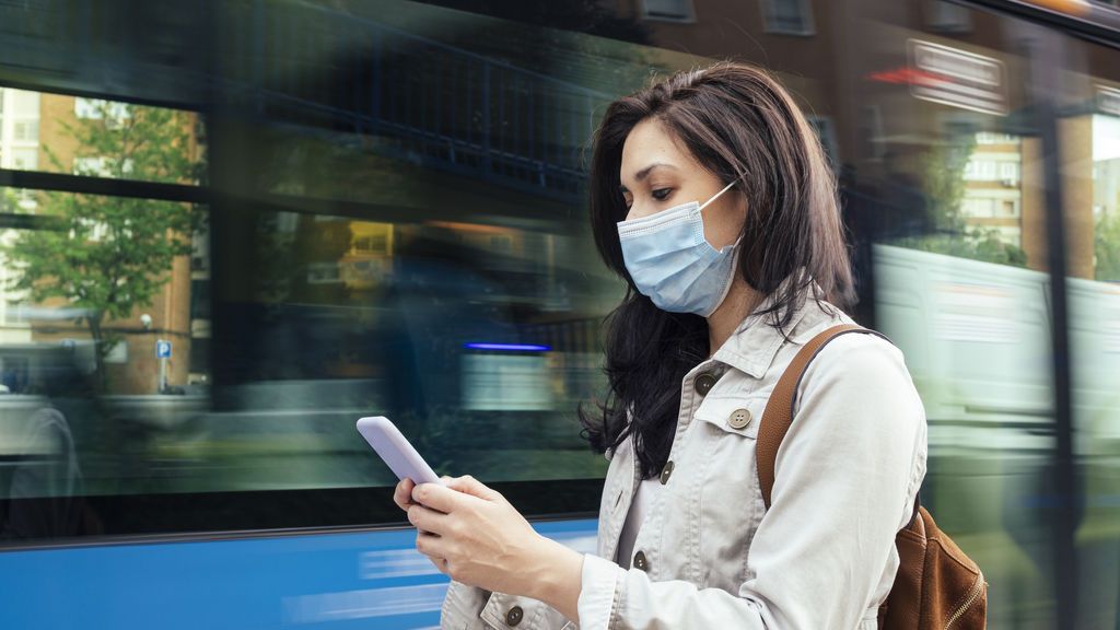 Colas para hacerse una PCR con mascarillas que no protegen y tras coger el transporte público