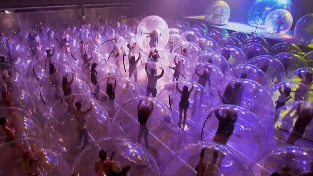 El concierto más seguro en tiempos de coronavirus: cantante, banda y público en burbujas gigantes