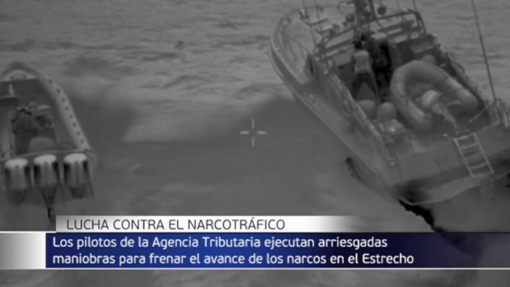 Los pilotos de la Agencia Tributaria ejecutan arriesgadas maniobras para frenar a los narcos del Estrecho