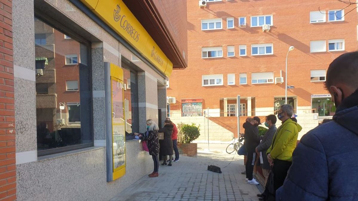 Largas colas en las oficinas de Correos tras caer el sistema informático Largas colas en las oficinas de Correos tras caer el sistema informático