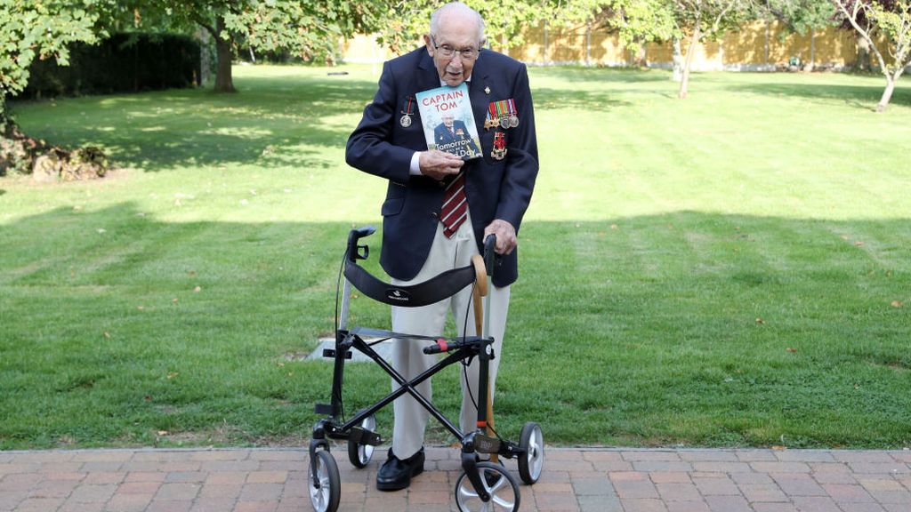 El veterano de la II Guerra Mundial Tom Moore, hospitalizado por covid