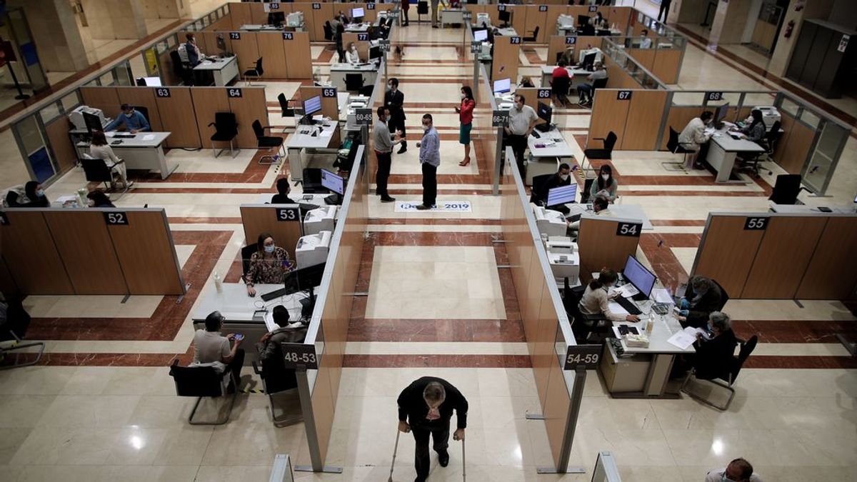 La Agencia Tributaria reforzará el control de españoles que simulan residir en el extranjero La Agencia Tributaria reforzará el control de españoles que simulan residir en el extranjero