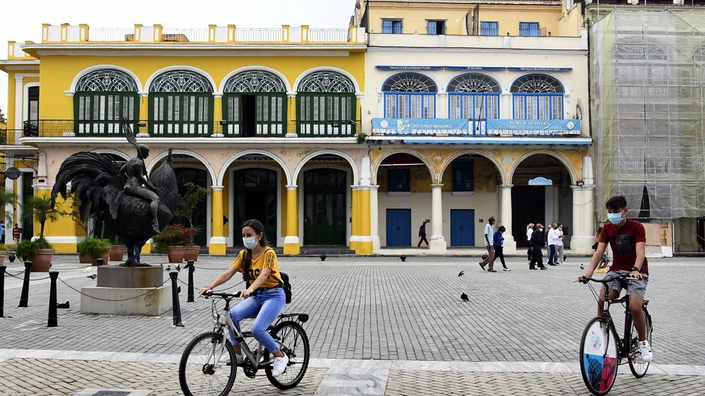 Personas con mascarillas en La Habana