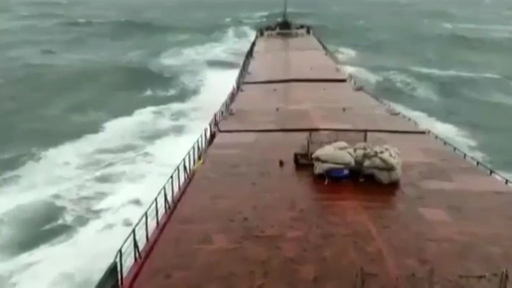 Una ola parte en dos un carguero en el Mar Negro