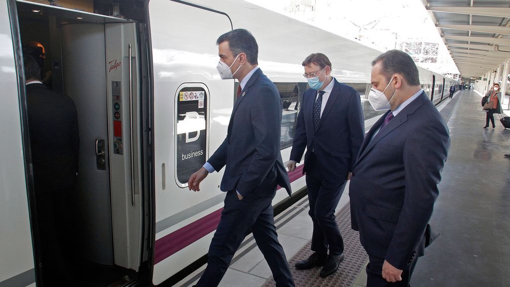 Pedro Sánchez, en el viaje inaugural del AVE Madrid-Elche-Orihuela Pedro Sánchez, en el viaje inaugural del AVE Madrid-Elche-Orihuela