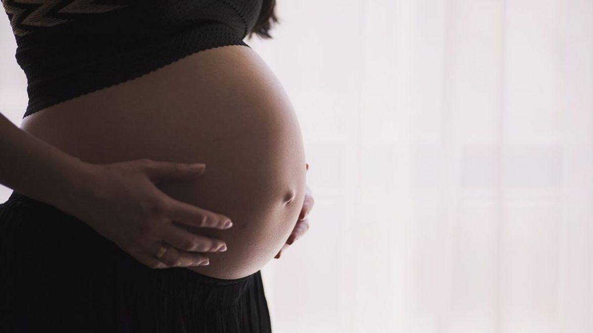 Dormir boca arriba durante el embarazo podría reducir el flujo sanguíneo a su bebé, advierten los expertos