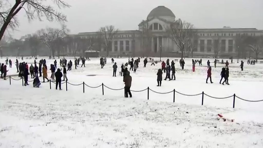 Guerra de bolas de nieve en Washington DC tras una gran tormenta invernal