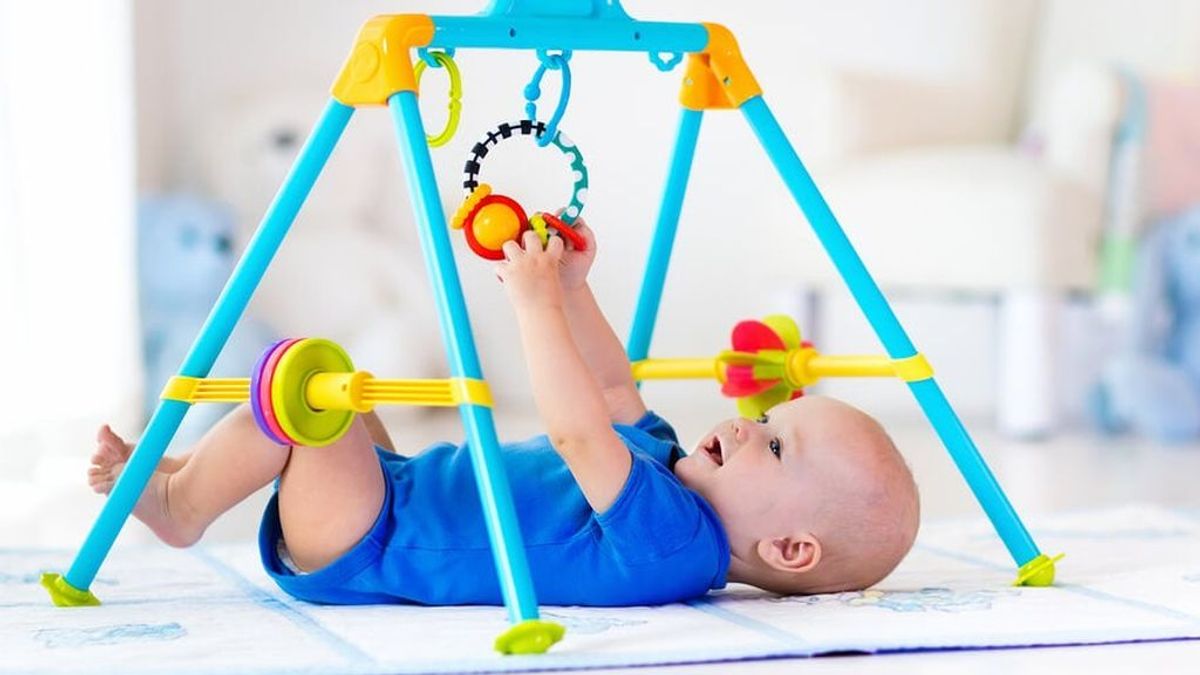 Gimnasios o alfombras para estimular el desarrollo del bebé: estos son todos sus beneficios.