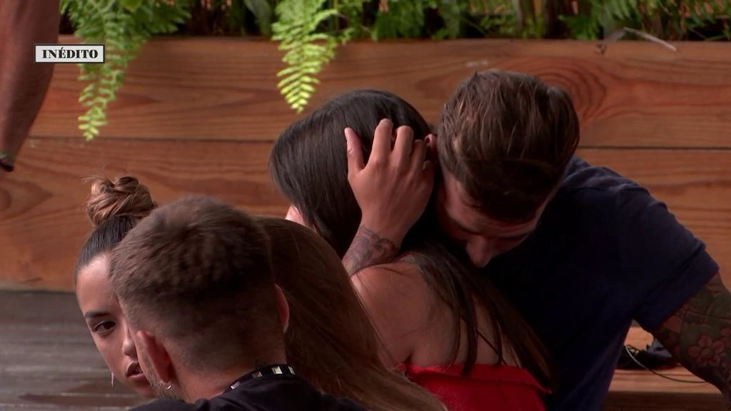 Simone consuela a Lola