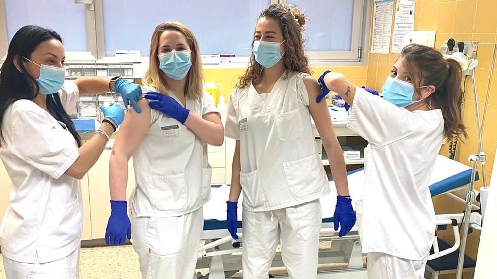 Sanitarias recibiendo la segunda dosis de la vacuna Sanitarias recibiendo la segunda dosis de la vacuna