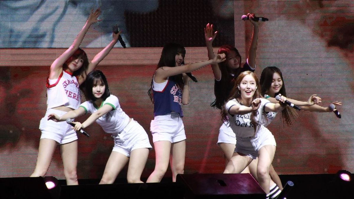 La cantante Sowon, del grupo Gfriend de K-pop, se disculpa por posar con un maniquí nazi La cantante Sowon, del grupo Gfriend de K-pop, se disculpa por posar con un maniquí nazi