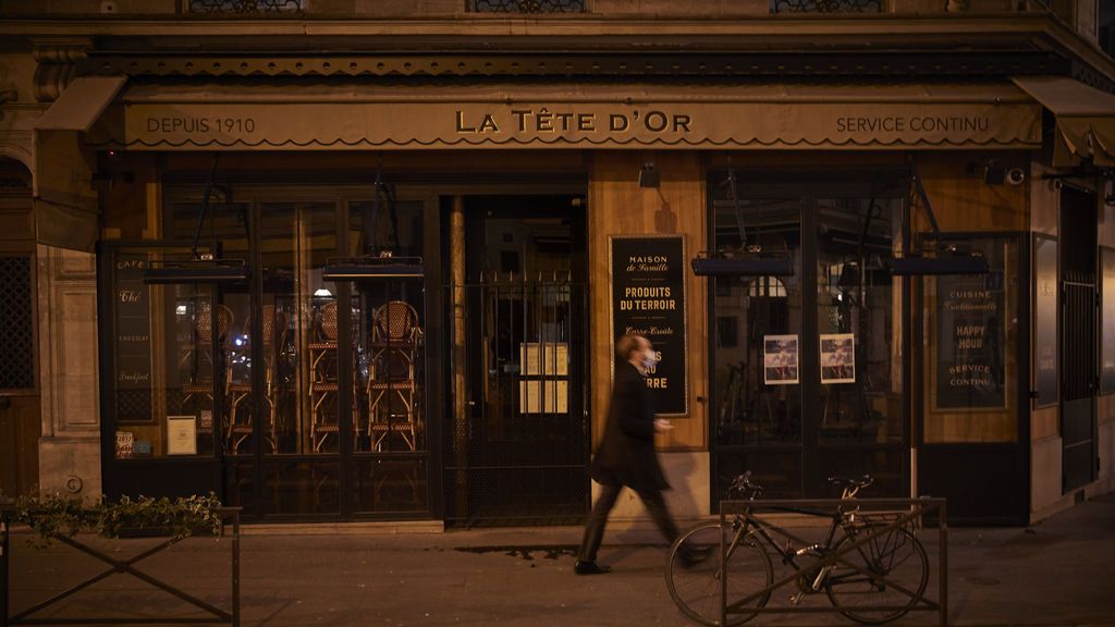 Francia aumenta las sanciones y los controles policiales para garantizar el cierre de restaurantes y el toque de queda Francia aumenta las sanciones y los controles policiales para garantizar el cierre de restaurantes y el toque de queda