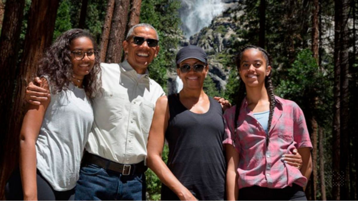 Barack, Michelle Obama y sus hijas, padrinos de honor de olivos en la localidad jiennense de Carboneros Barack, Michelle Obama y sus hijas, padrinos de honor de olivos en la localidad jiennense de Carboneros