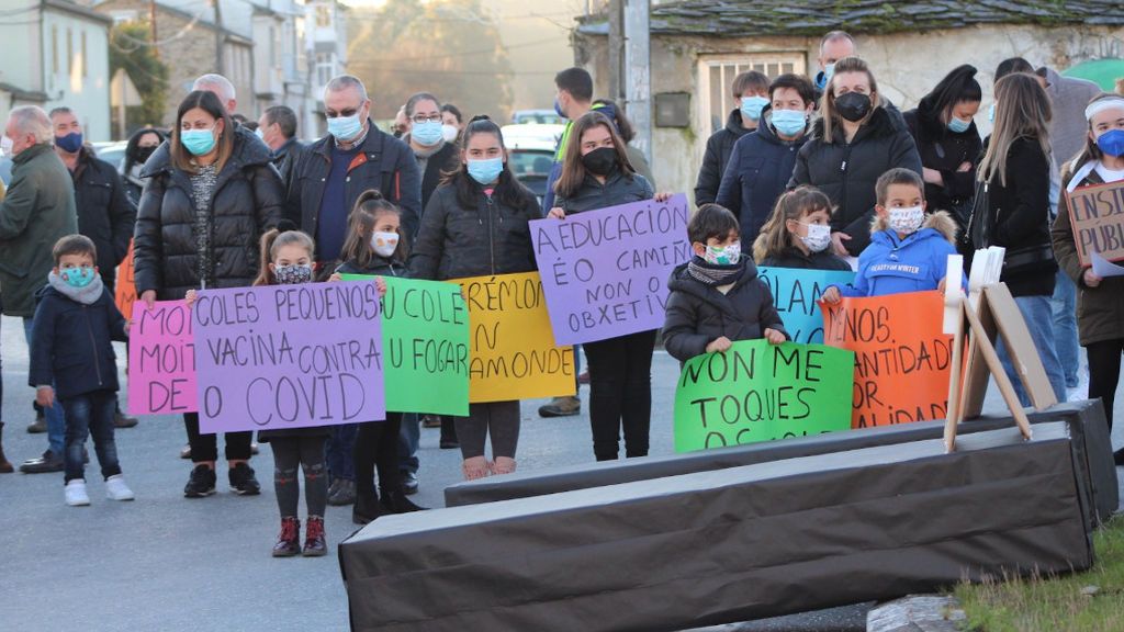 Alumnos del colegio de Baamonde protestan con pancartas en la calle.