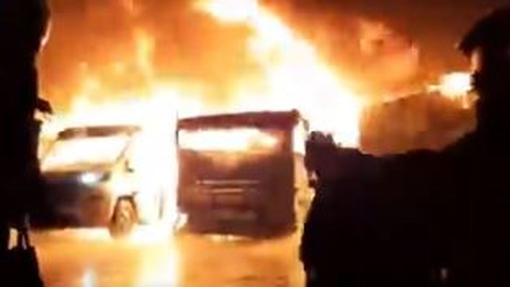 Llamaradas y explosiones en un incendio que arrasa con una decena de autocaravanas en Alcalá de Henares