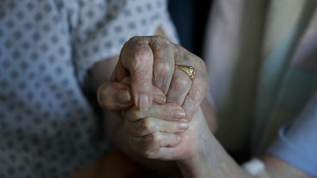Una pareja se casa en la UCI antes de ser intubados por coronavirus Una pareja se casa en la UCI antes de ser intubados por coronavirus