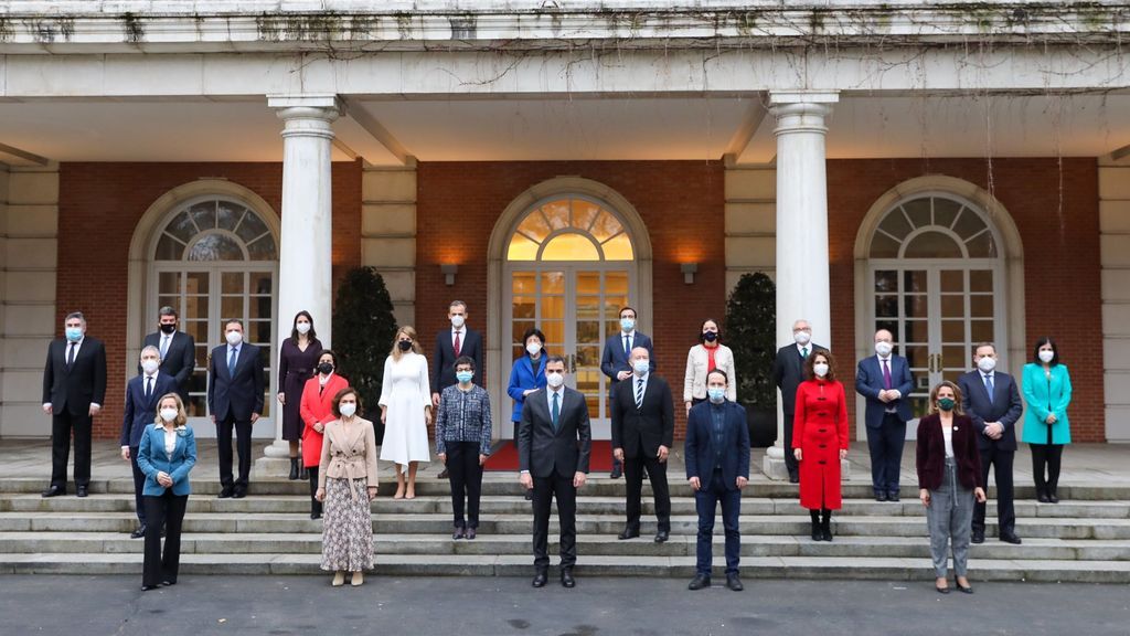 El Gobierno posa en Moncloa para la nueva foto de familia tras el relevo de Illa por Iceta El Gobierno posa en Moncloa para la nueva foto de familia tras el relevo de Illa por Iceta