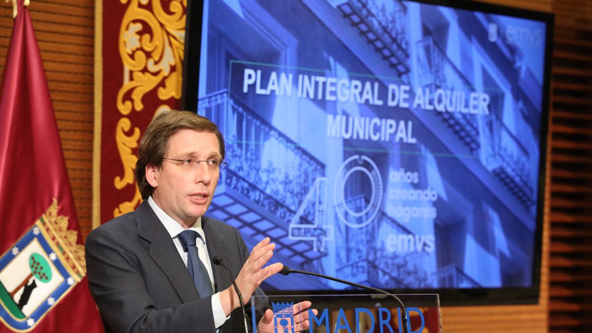 Almeida se enfrenta a García-Page por criticar a Ayuso: "debería centrarse en los problemas de su región" Almeida se enfrenta a García-Page por criticar a Ayuso: "debería centrarse en los problemas de su región"