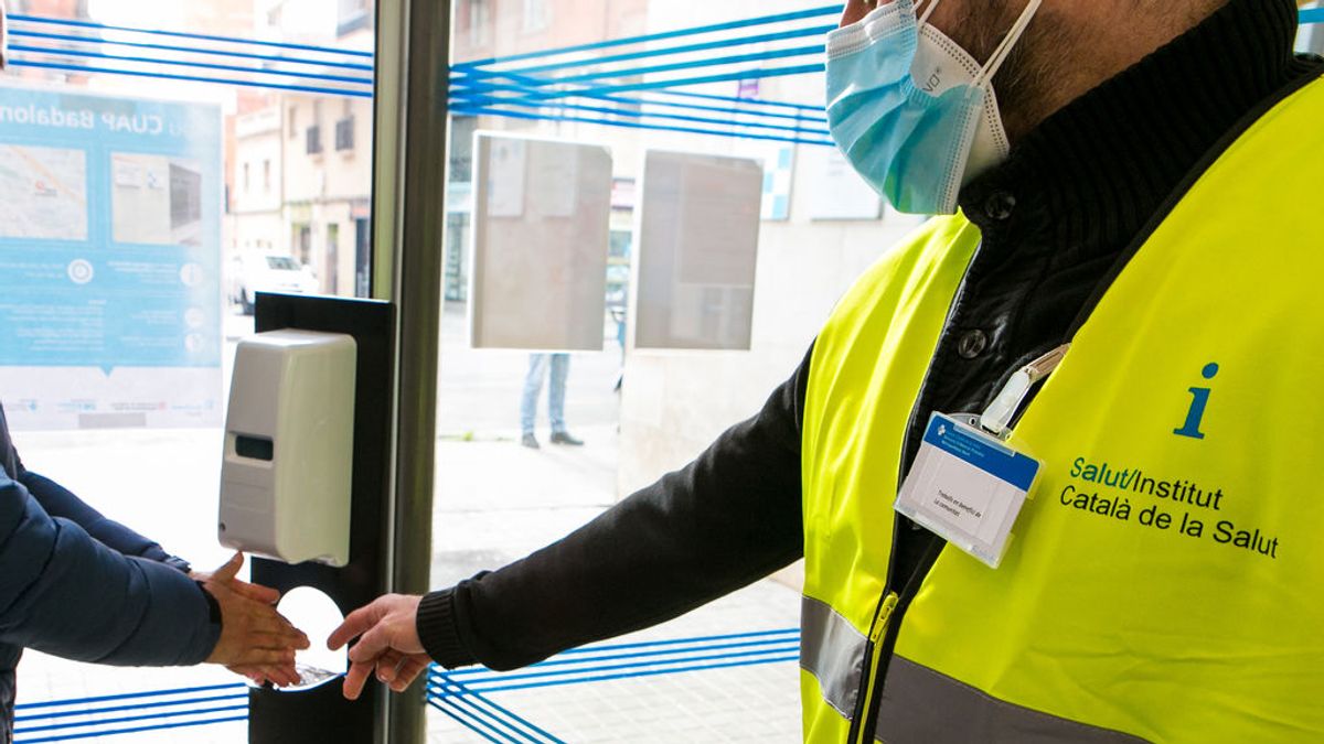 Raúl cumple condena gestionando colas en un ambulatorio para prevenir la covid-19: "Me siento muy a gusto" Raúl cumple condena gestionando colas en un ambulatorio para prevenir la covid-19: "Me siento muy a gusto"