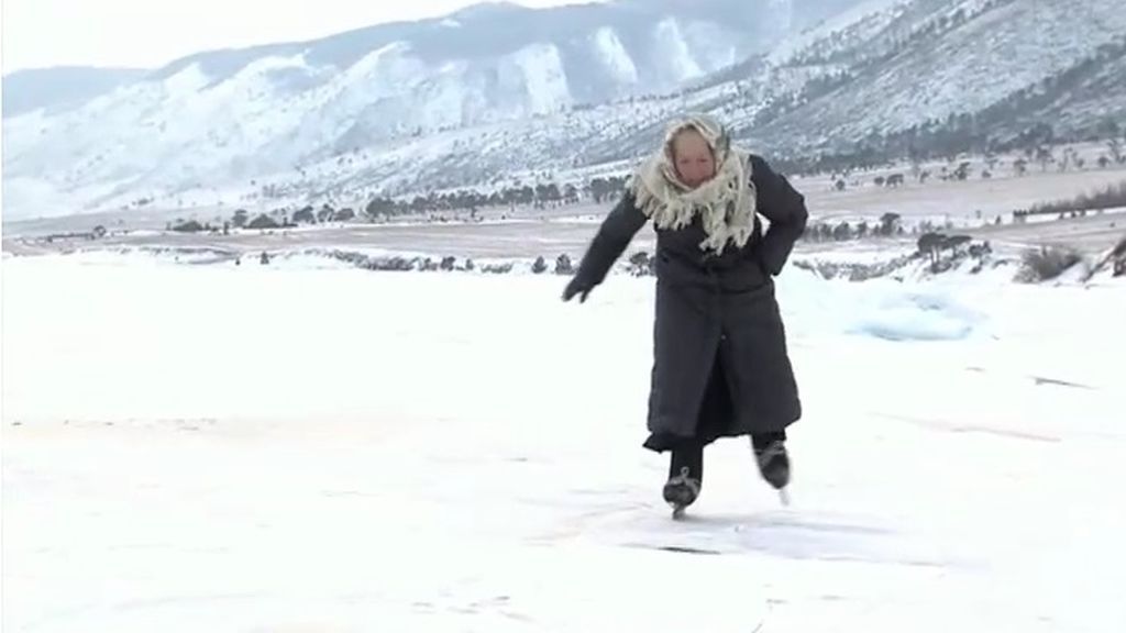 La abuela rusa de 79 años que patina sobre un lago congelado en Siberia