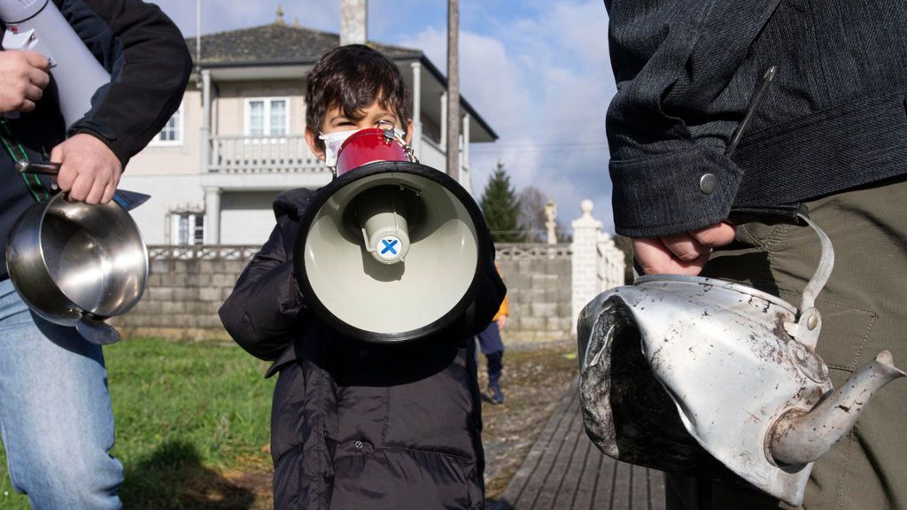Leo, de 5 años, con un megáfono en una de las protestas.