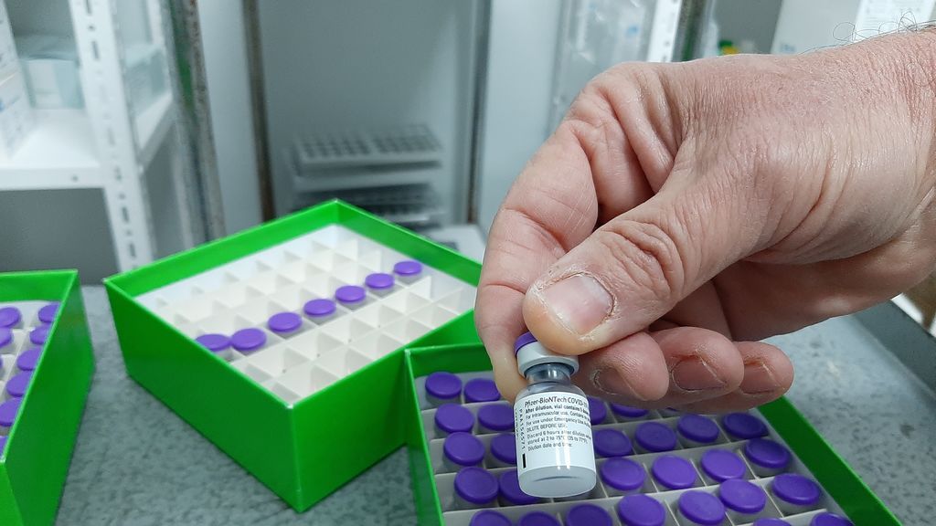 Ximo Puig claudica y la Comunidad Valenciana pondrá la segunda vacuna a las 62 personas que se colaron Ximo Puig claudica y la Comunidad Valenciana pondrá la segunda vacuna a las 62 personas que se colaron