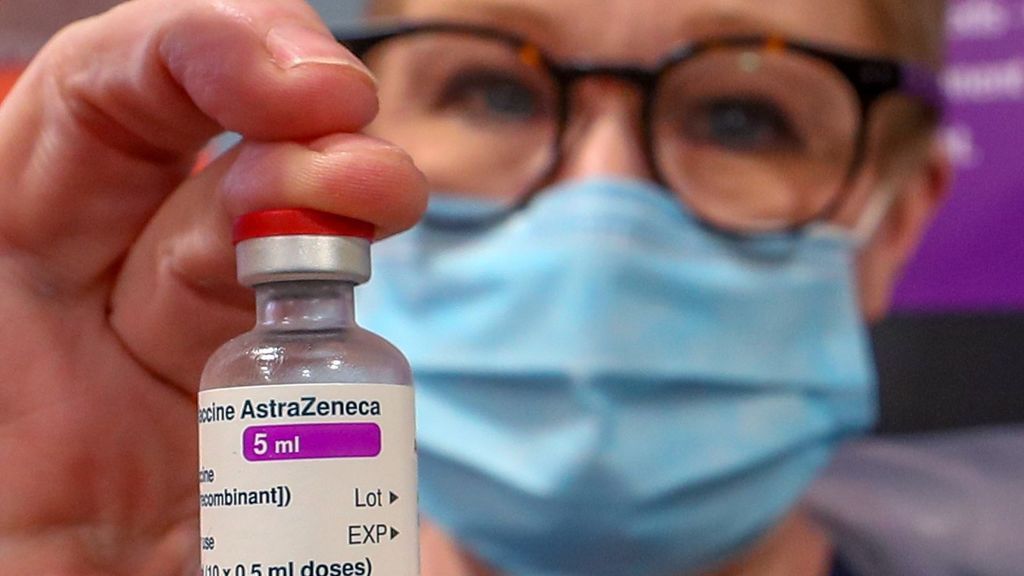 Garantías o rapidez: razones y riesgos de prescindir de Astrazeneca en España para vacunar a los mayores de 65 años Garantías o rapidez: razones y riesgos de prescindir de Astrazeneca en España para vacunar a los mayores de 65 años
