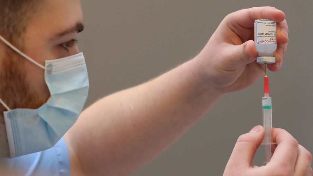 Casi medio millón de personas han recibido ya las dos dosis de la vacuna contra la covid-19 en España Casi medio millón de personas han recibido ya las dos dosis de la vacuna contra la covid-19 en España