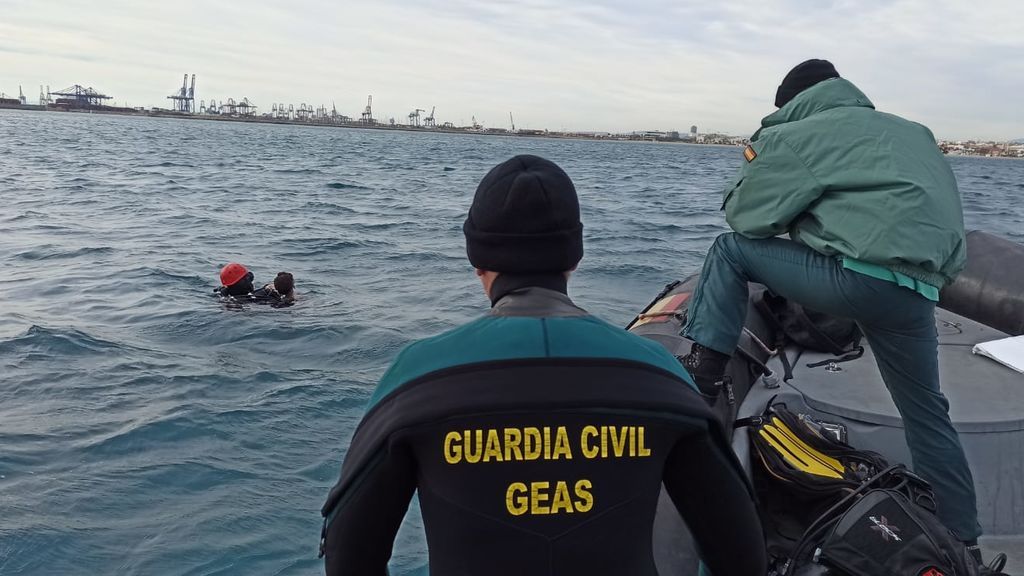Localizan el cuerpo sin vida de un joven que salió a navegar con una barca hinchable de juguete en Valencia Localizan el cuerpo sin vida de un joven que salió a navegar con una barca hinchable de juguete en Valencia