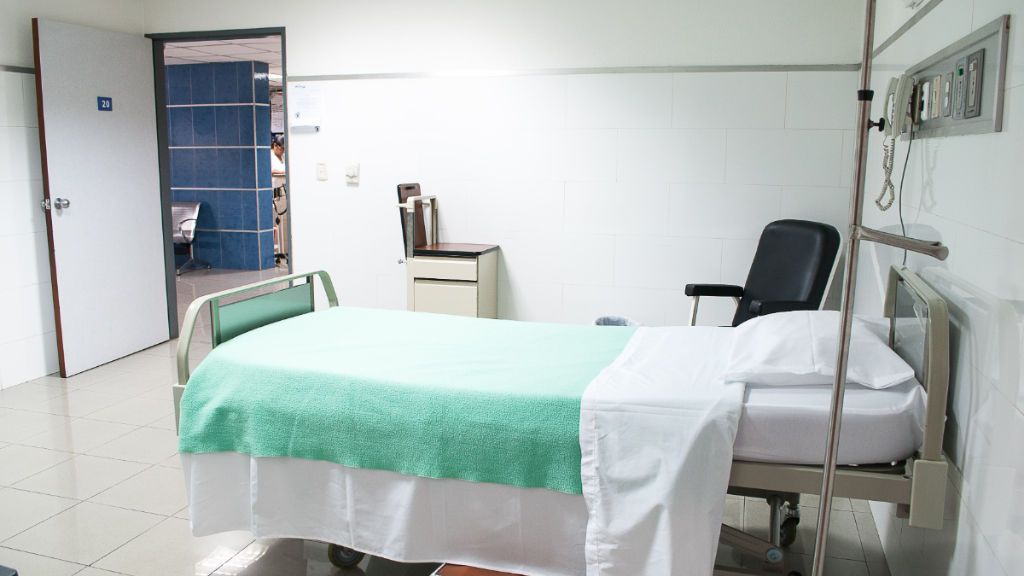Una cama vacía de un hospital