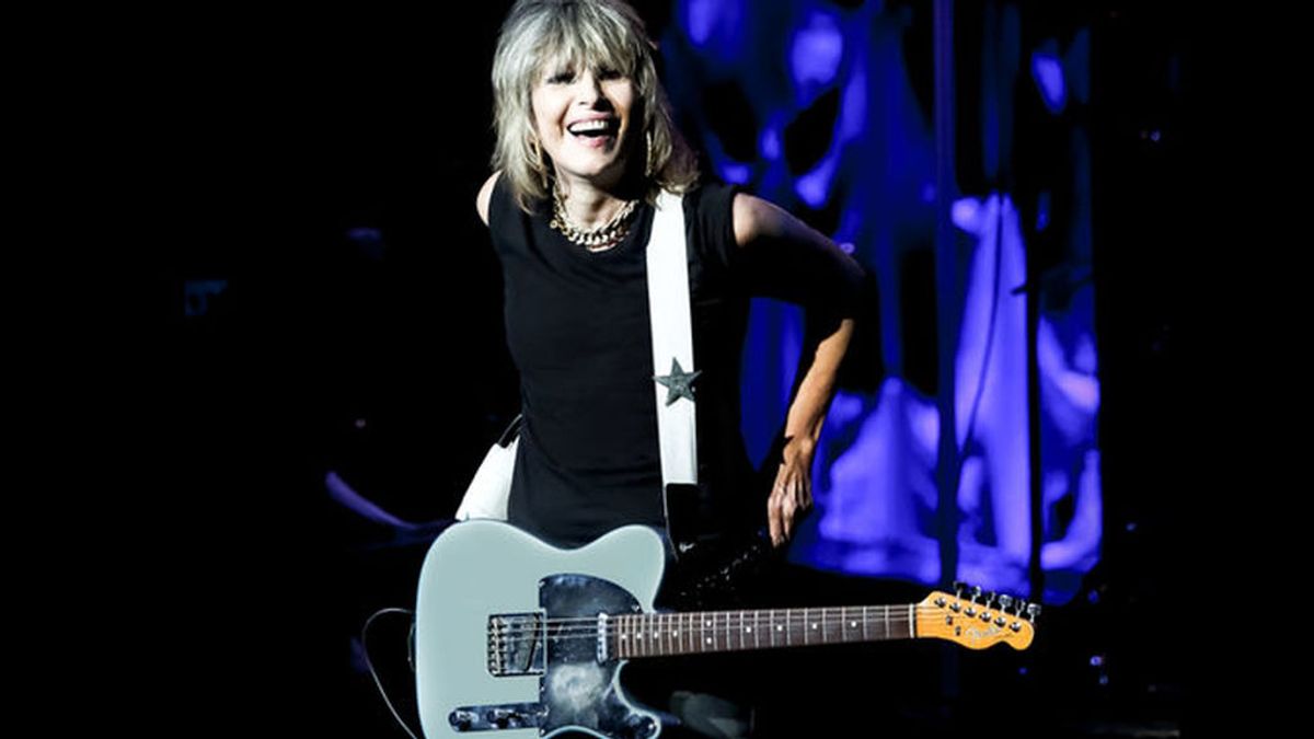 Fender rinde homenaje a Chrissie Hynde con una versión de su mítica guitarra