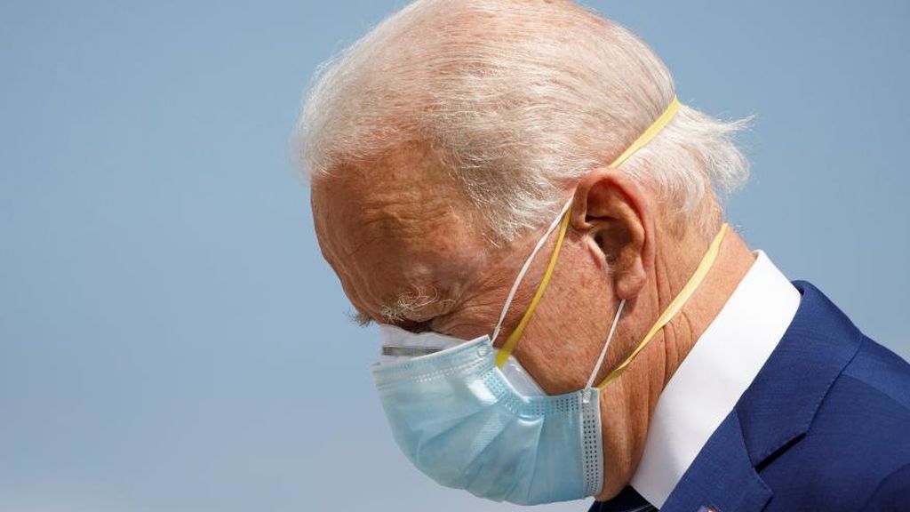 joe biden doble mascarilla