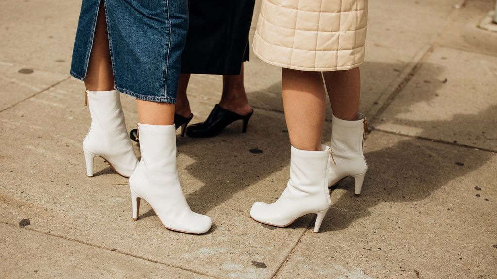 También, los botines blancos se podrán combinar con faldas midi o maxi.