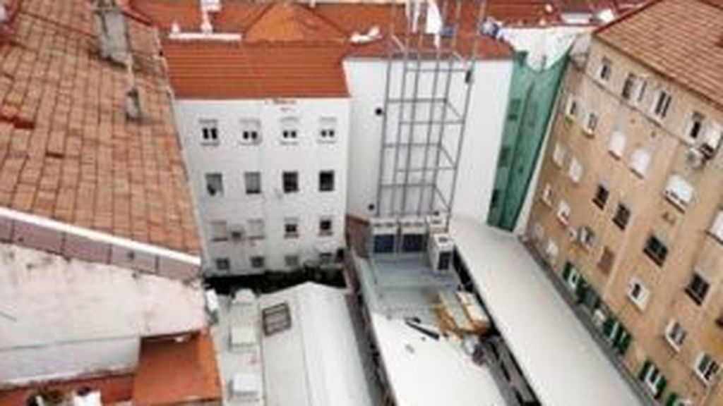 La construcción de la chimenea de siete pisos en un patio de manzana.