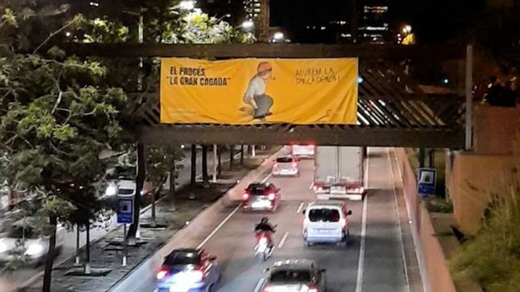 Sociedad Civil Catalana cuelga carteles con un 'caganer' para calificar al 'procés' como "la gran cagada" Sociedad Civil Catalana cuelga carteles con un 'caganer' para calificar al 'procés' como "la gran cagada"