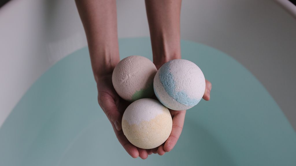 Puedes regalar bombas de baño para disfrutar de un día de relax en pareja.
