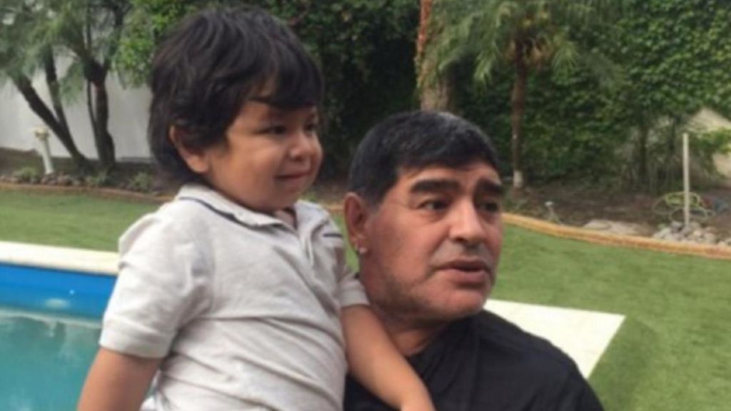 Dieguito, el hijo pequeño de Maradona, encontró droga en la casa en la que murió el argentino