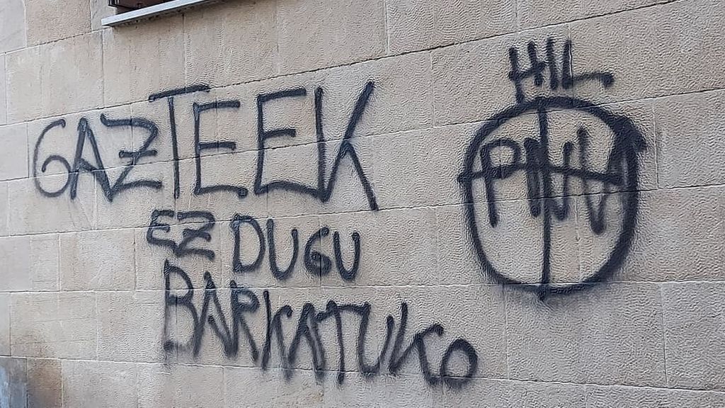 Pintadas en contra de la Ertzaintza en Hondarribia aumentan la tensión entre PNV y EHbildu Pintadas en contra de la Ertzaintza en Hondarribia aumentan la tensión entre PNV y EHbildu