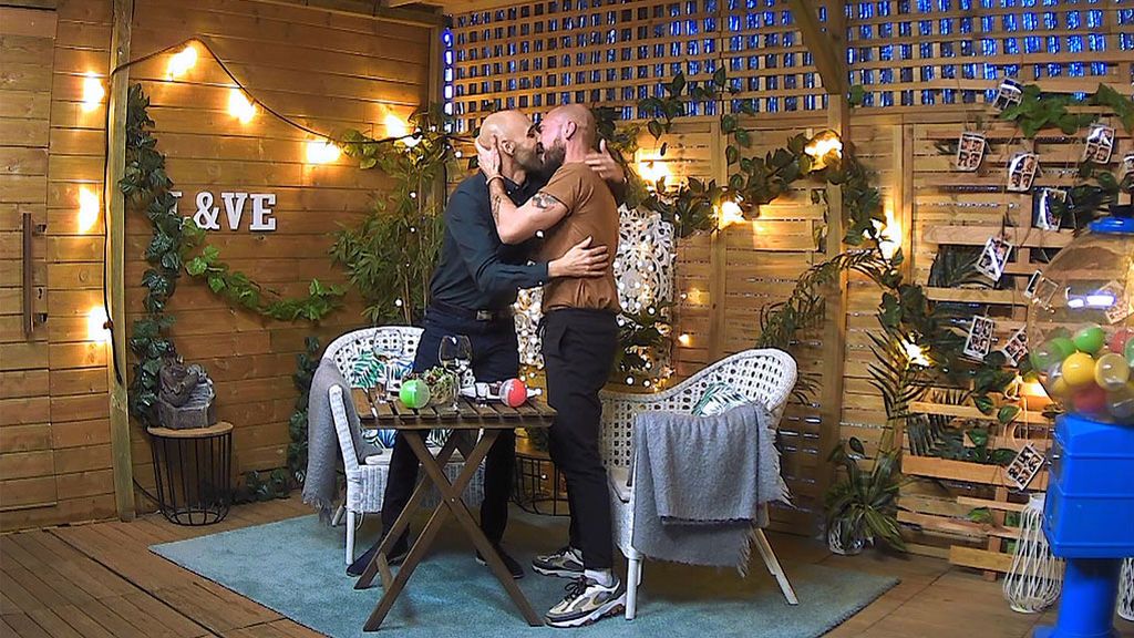 José y Sergio se besan en 'First Dates'