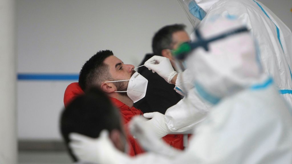 Madrid baja a 4.612 casos pero las UCI suben a 723 ingresados, récord desde abril Madrid baja a 4.612 casos pero las UCI suben a 723 ingresados, récord desde abril
